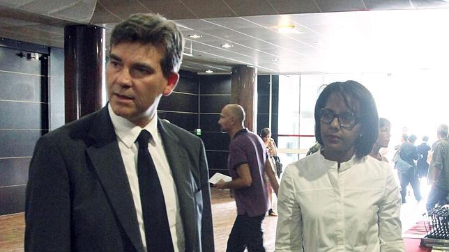 Ultraderechistas agreden a un socialista francés y su pareja periodista negra