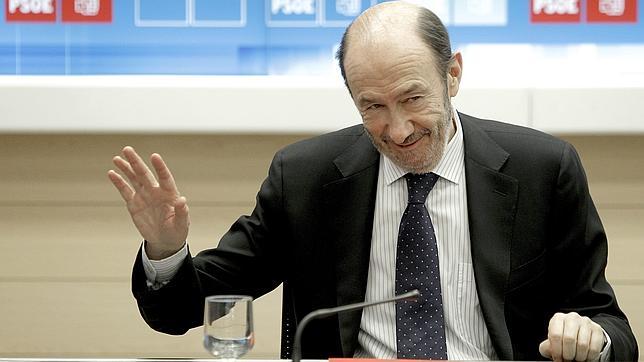 Rubalcaba moviliza a sus diputados para la «ofensiva» contra la reforma laboral