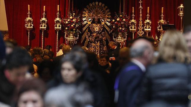 Tensión entre los fieles que hacen cola para ver al Cristo de Medinaceli