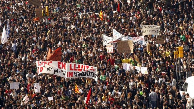 Grupos de estudiantes mantienen las protestas en principales universidades catalanas
