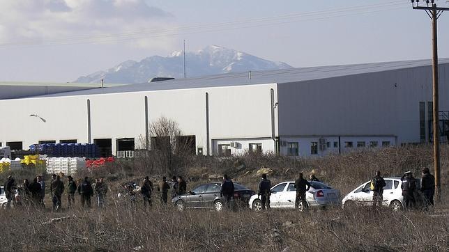 Un padre de familia griego retiene armado a dos personas en su antigua empresa