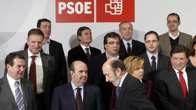 Rubalcaba dice que se manifestará con los sindicatos, como el PP lo hizo con los obispos