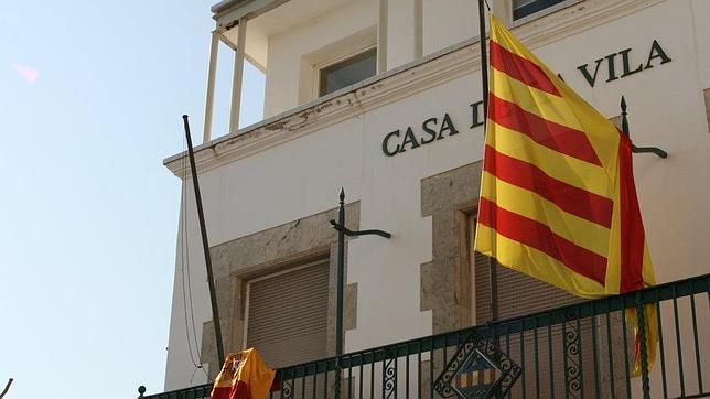 La Delegación del Gobierno denunciará a los ayuntamientos catalanes que no tengan la bandera española