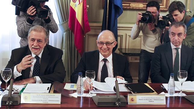 Montoro fija el listón del déficit de los ayuntamientos en el 0,3%