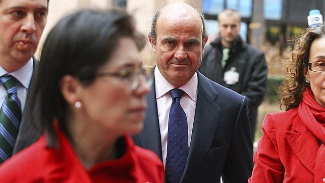 De Guindos descarta una subida del IVA en 2012