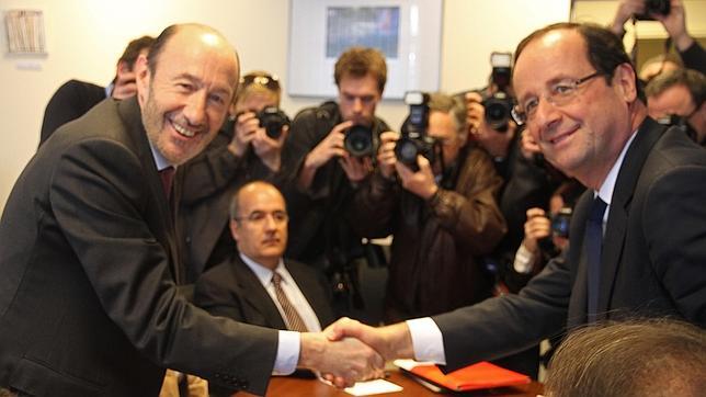 Rubalcaba: «Sarkozy y Hollande tienen la misma visión de la cooperación antiterrorista con España»