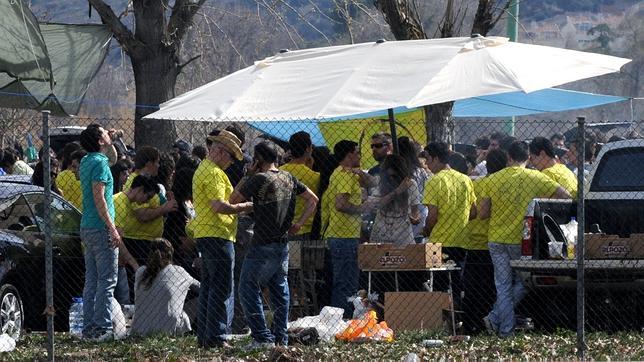 El «macrobotellón» de ITI colapsa la Peraleda con miles jóvenes