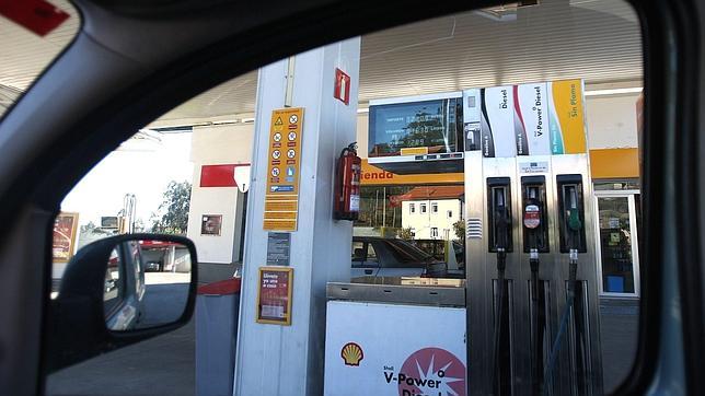 El aumento de la demanda y la caída del euro disparan el precio de la gasolina