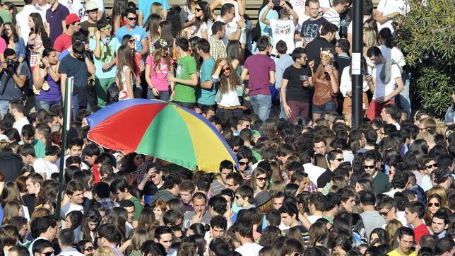 Un macrobotellón con 20.000 jóvenes obliga a cortar el tráfico en Granada