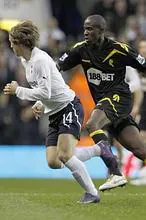 El jugador del Bolton Fabrice Muamba, estable tras desplomarse sobre el césped