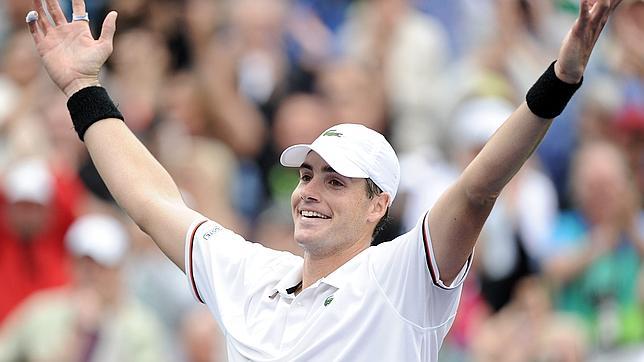 Isner destrona al rey Djokovic en semifinales