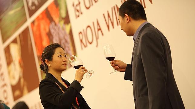 China brinda con tinto