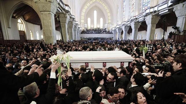 Los egipcios despiden al Papa copto Shenuda III en un funeral lleno de emoción