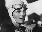 Amelia Earhart da la vuelta al mundo pilotando el «doodle» de Google