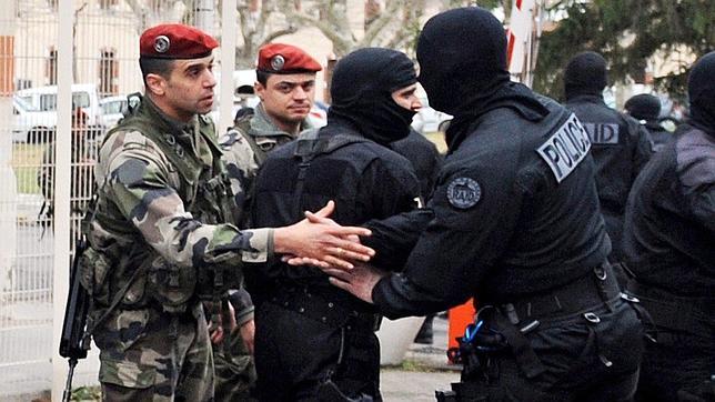 Polémica sobre la actuación de unos servicios secretos que conocían al asesino