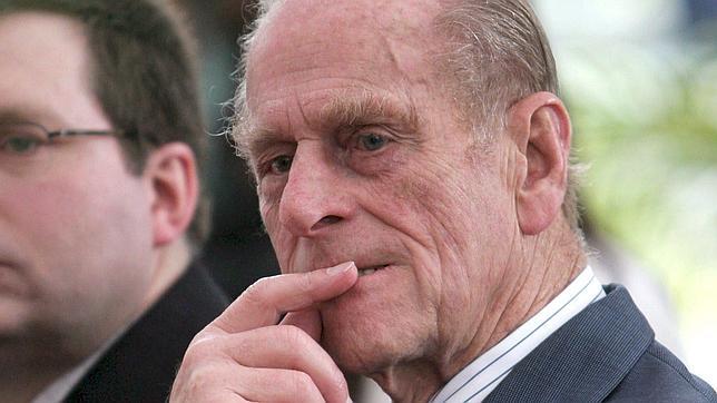 Felipe de Edimburgo mete la pata al bromear con un minusválido