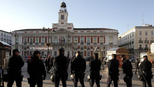 Cientos de ciclistas colapsan el tráfico en Argüelles, con fuerte vigilancia policial