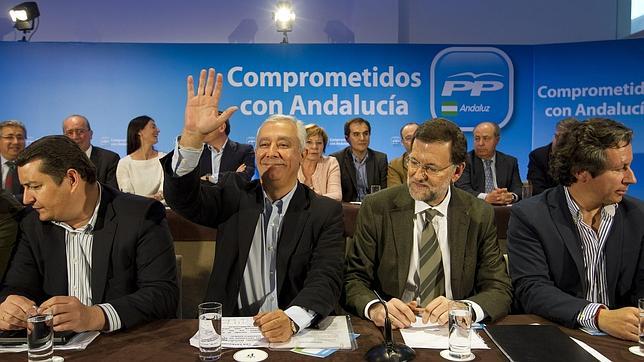 Rajoy cierra filas en torno a Arenas y asegura que «la perseverancia siempre da frutos»