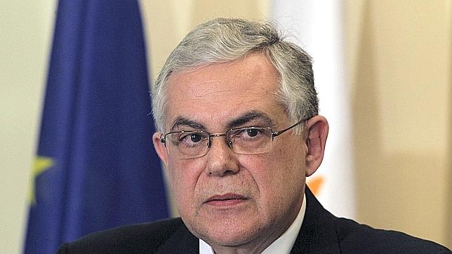 Papademos confía en que Grecia vuelva a crecer en 2014