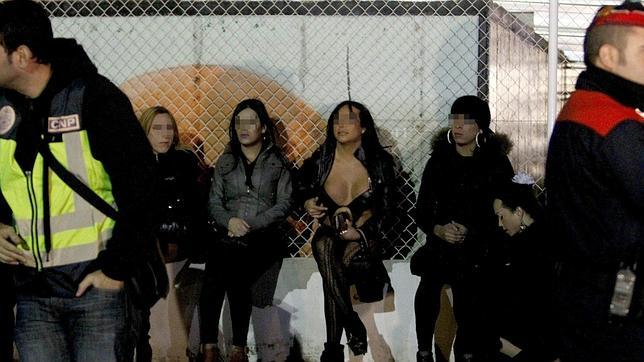 Barcelona se adelanta al veto de la prostitución callejera y multa a los clientes