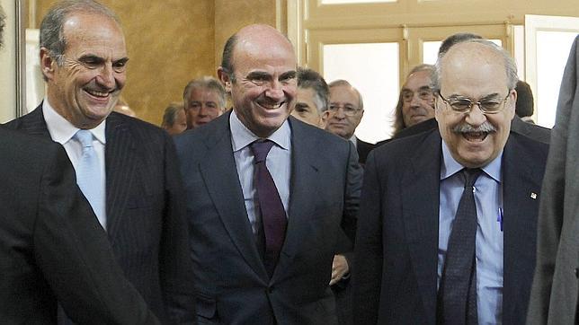 De Guindos asegura que los recortes son la única forma de garantizar el sistema sanitario