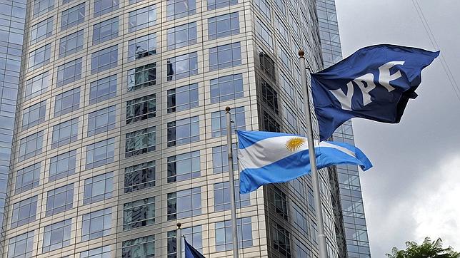 Argentina retira otras tres licencias a YPF