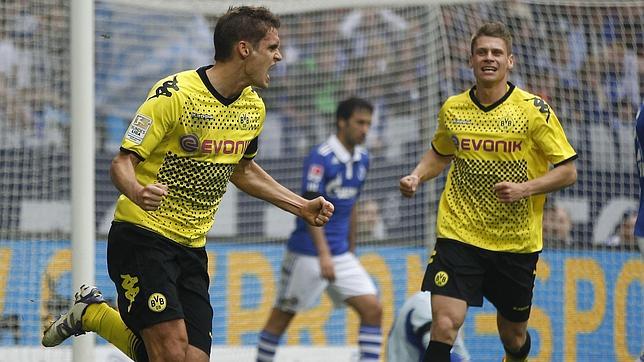 El Dortmund remonta al Schalke y se acerca al título