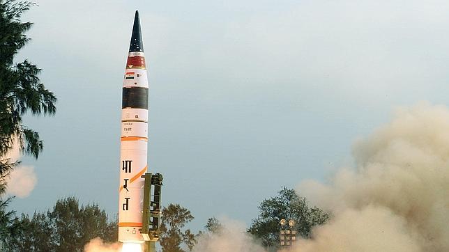 India refuerza su potencia nuclear con su primer misil de largo alcance
