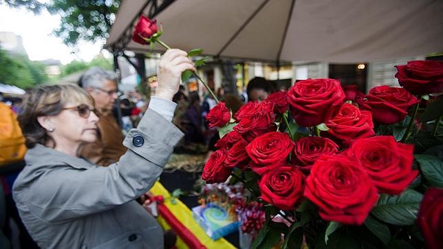 Los floristas prevén vender seis millones de rosas, un 20% más, en San Jordi