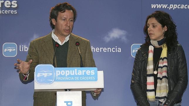 Floriano dice que en España «estamos en el precipicio, agarrados en una cornisa»