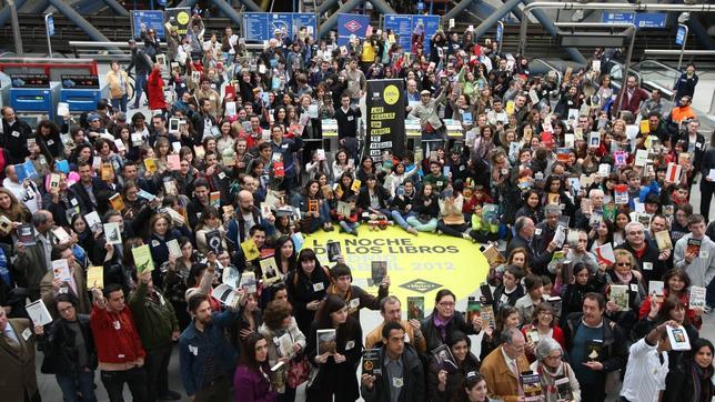 Más de 300 personas, en el I Récord de Lectores de La Noche de los Libros