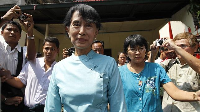 La líder opositoria Suu Kyi amenaza con plantar al Parlamento birmano