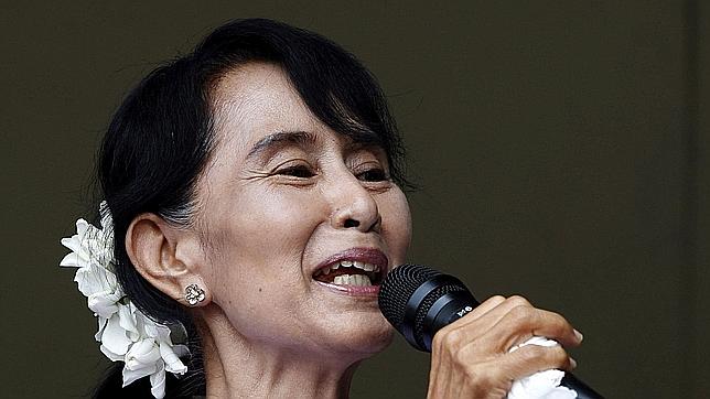 El partido de Suu Kyi abandona el Parlamento para no jurar la Constitución