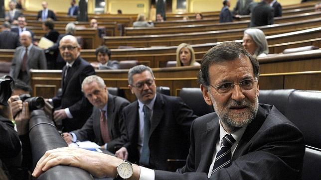 Rajoy dice que las medidas son «duras, pero nos llevarán a la recuperación»