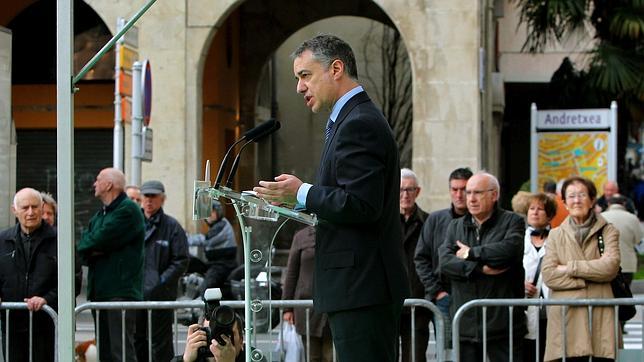 Urkullu compara al Ejército con ETA