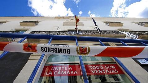 Parte de la cornisa de la Cámara de Comercio se desprende sin causar daños personales