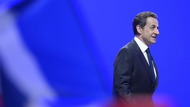 Sarkozy da un paso atrás ante las legislativas de junio