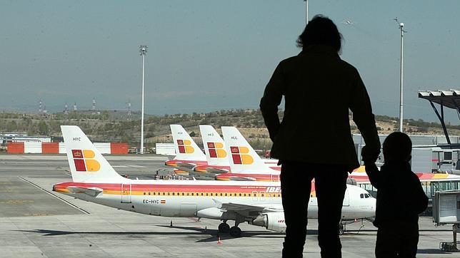 El árbitro del conflicto entre Iberia y los pilotos solicita una prórroga al Gobierno
