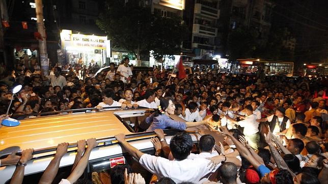 Birmania concede el pasaporte a la opositora Suu Kyi tras 15 años de arresto domiciliario