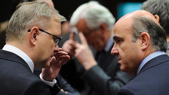 Rehn da oxígeno a España para resolver los problemas de la banca y las regiones