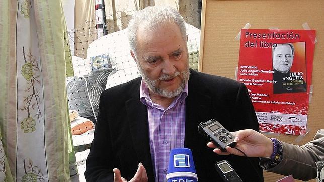 Julio Anguita desautoriza la alianza de Gobierno entre PSOE e IU en Andalucía