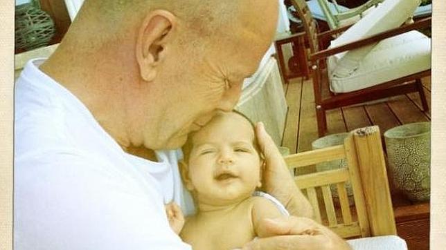 Bruce Willis presenta a su hija Mabel en una foto en Twitter