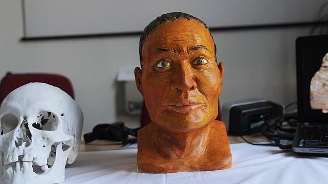 Un intruso en el sarcófago de una momia egipcia