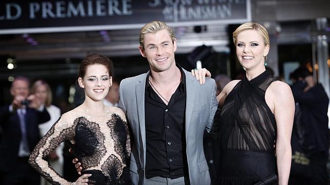 Chalize Theron y Kristen Stewart acudieron al estreno de Blancanieves