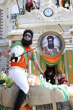 Un «dictador» y su camello, de paseo por la Croisette en el Festival de Cannes