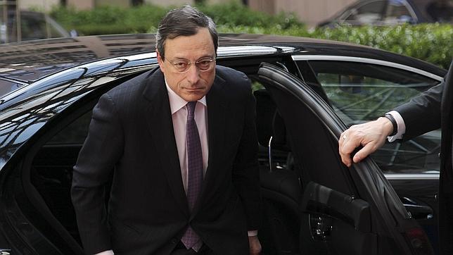 Draghi dice que el BCE prefiere que Grecia continúe en el euro