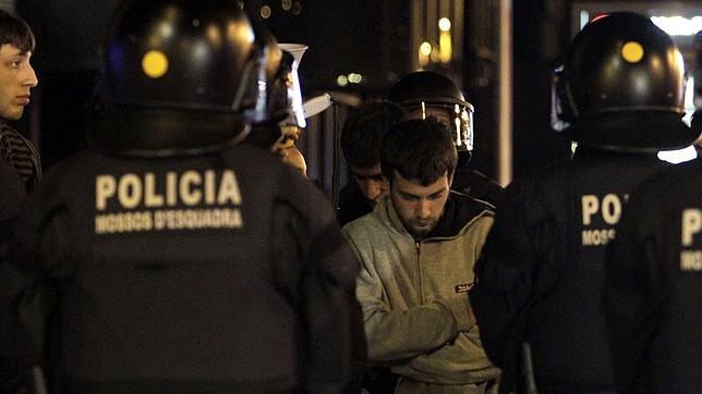Desalojan a 51 «indignados» que permanecían acampados en la Diagonal de Barcelona