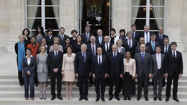 Promesa cumplida: Hollande y sus ministros se reducen un 30% el sueldo