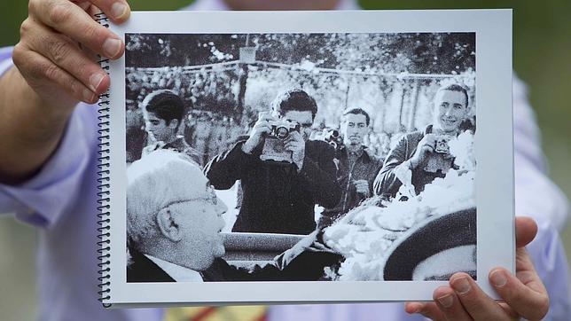 Hallan fotos inéditas de Centelles donde aparece Capa tras Azaña y Negrín