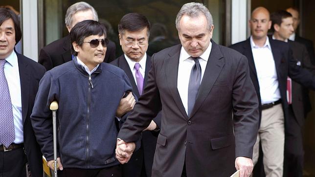 El disidente ciego chino llega a su exilio en Estados Unidos